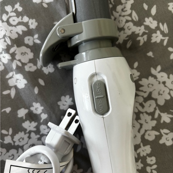 The Beachwaver Co. S1.25 Curling Iron - White and Gray - Picture 5 of 7